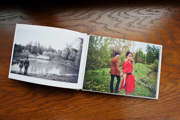 Open pages of album photobook couple in love on wooden backgroun — Stock Photo, Image