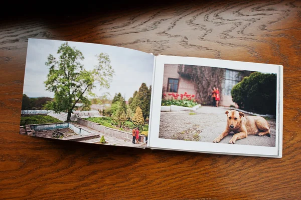 Otwarcie strony albumu photobook para zakochanych na drewniane deseń — Zdjęcie stockowe
