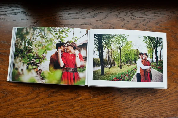 Otwarcie strony albumu photobook para zakochanych na drewniane deseń — Zdjęcie stockowe