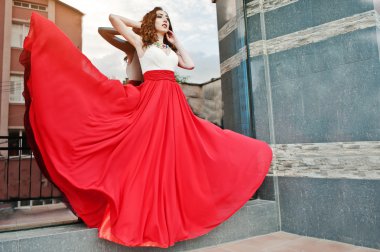 Kırmızı Abiye moda kız portresi backgrou poz verdi.