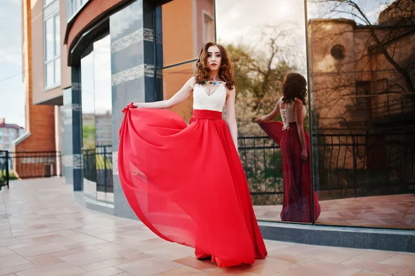 Porträt des modischen Mädchens im roten Abendkleid posierte backgrou — Stockfoto