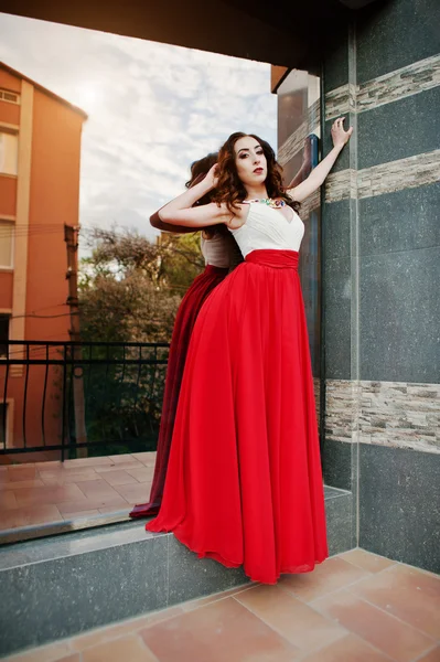 Retrato de chica de moda en vestido de noche rojo posado backgrou — Foto de Stock