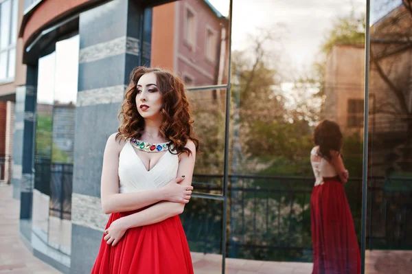 Πορτρέτο της μόδας κορίτσι στο κόκκινο φόρεμα βράδυ που θέτει ΩΡΑ — Φωτογραφία Αρχείου