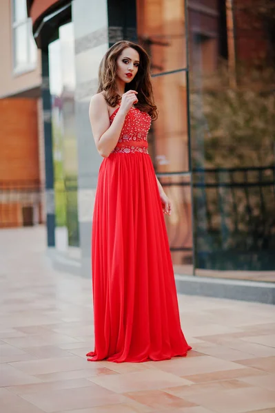 Retrato de menina na moda em vestido de noite vermelho posou backgrou — Fotografia de Stock