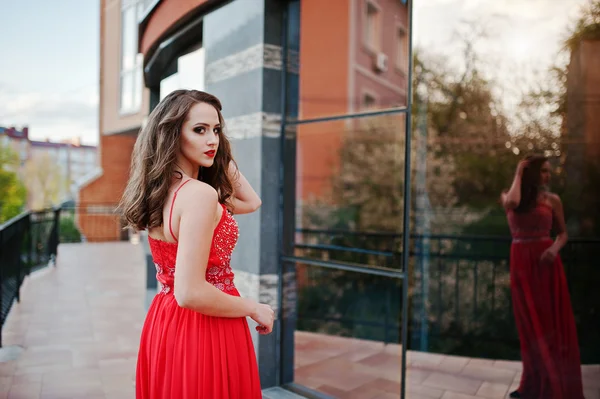 Porträt des modischen Mädchens im roten Abendkleid posierte backgrou — Stockfoto