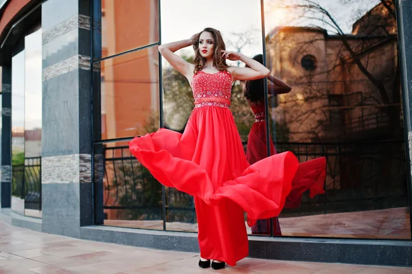 Retrato de menina na moda em vestido de noite vermelho posou backgrou — Fotografia de Stock