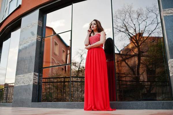 Retrato de menina na moda em vestido de noite vermelho posou backgrou — Fotografia de Stock