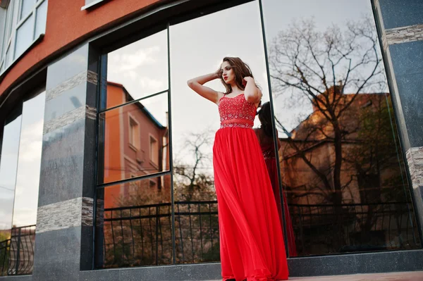 Portrét módní dívka v červené večerní šaty představují poz — Stock fotografie