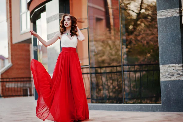 Retrato de menina na moda em vestido de noite vermelho posou backgrou — Fotografia de Stock