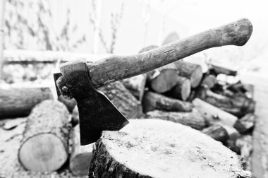 Güdük balta. Siyah ve beyaz fotoğraf.
