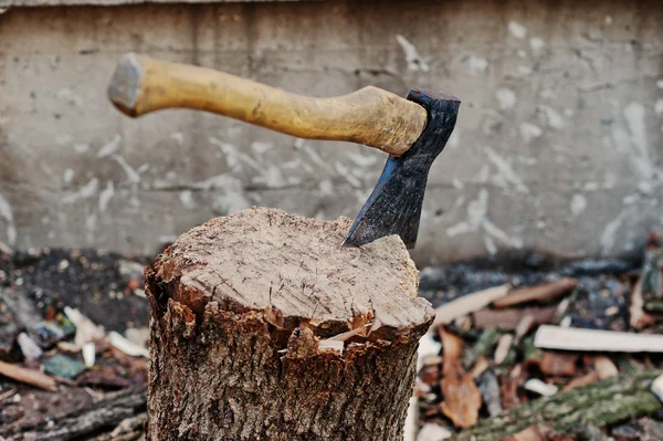 Axe in stomp achtergrond gehakte brandhout. — Stockfoto