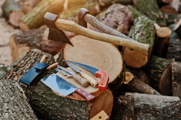 Dos ejes en troncos con herramientas de trabajo de madera fondo fi picado —  Fotos de Stock