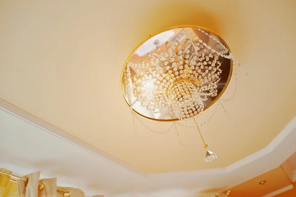 Golden och spegel kristallkrona med punkt ljus orange taket — Stockfoto