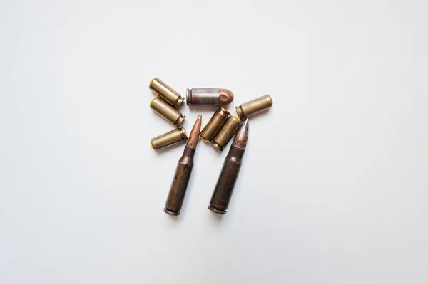 Espingarda e balas de pistola no fundo branco — Fotografia de Stock