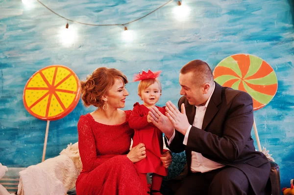 Glückliche Familie und Tochter sitzen auf der Couch Hintergrund blau c — Stockfoto