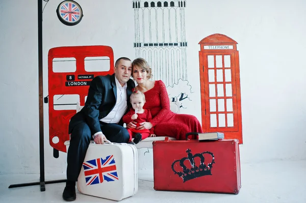 Glückliche Familie und Tochter sitzen auf Bank Hintergrund england th — Stockfoto