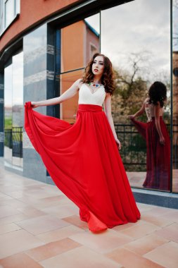 Kırmızı Abiye moda kız portresi backgrou poz verdi.