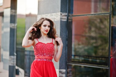 Kırmızı Abiye yarattığı moda kız portresi kapatın