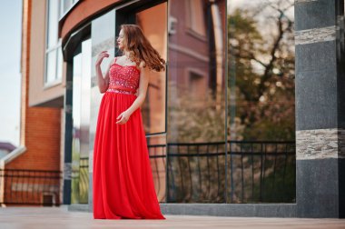 Kırmızı Abiye moda kız portresi backgrou poz verdi.