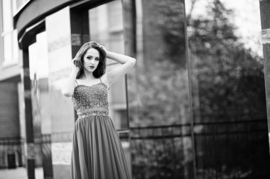 Kırmızı Abiye moda kız portresi backgrou poz verdi.