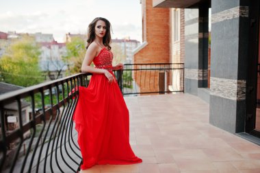 Kırmızı Abiye moda kız portresi backgrou poz verdi.