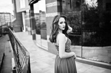 Kırmızı Abiye moda kız portresi backgrou poz verdi.