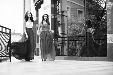 Kırmızı Abiye adlı iki moda kız portresi bac poz verdi.