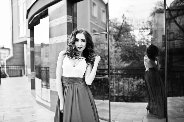 Kırmızı Abiye moda kız portresi backgrou poz verdi.