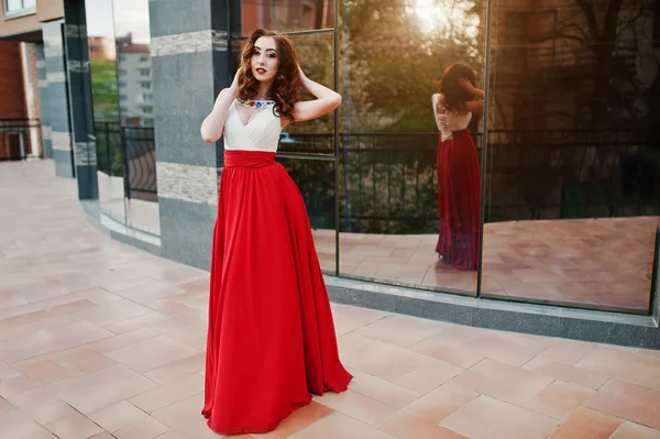 Retrato de menina na moda em vestido de noite vermelho posou backgrou — Fotografia de Stock