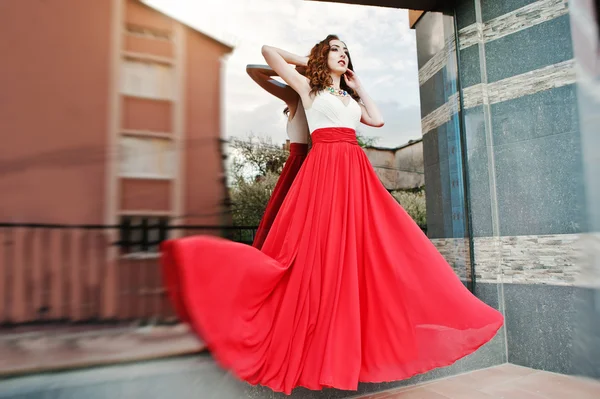 Retrato de menina na moda em vestido de noite vermelho posou backgrou — Fotografia de Stock