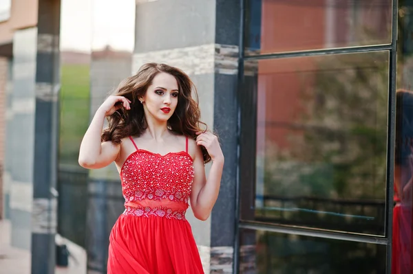 Feche o retrato da menina na moda no vestido da tarde vermelho posado — Fotografia de Stock