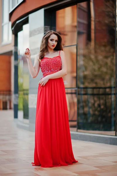 빨간 이브닝 드레스에서 유행 여자의 초상화 인 한 backgrou — 스톡 사진