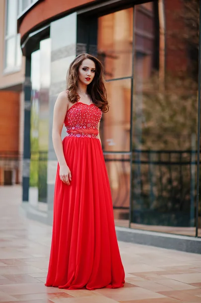 Retrato de menina na moda em vestido de noite vermelho posou backgrou — Fotografia de Stock