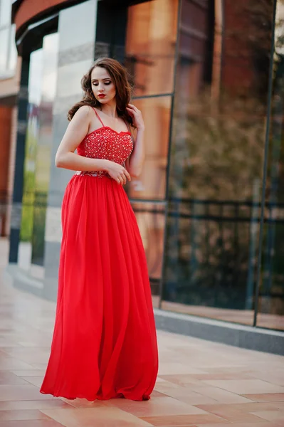 Портрет модної дівчини на червоній вечірній сукні позують на спині — стокове фото