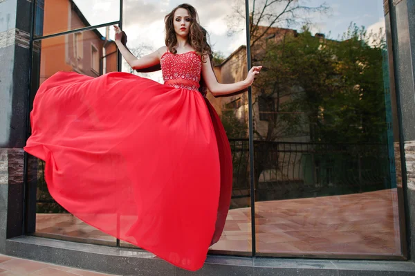 时尚的女孩，在红色的晚礼服的肖像构成酒泉 — 图库照片