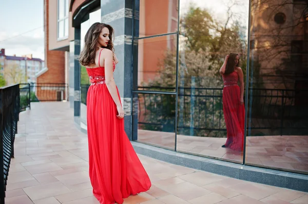 Retrato de volta da menina na moda no vestido de noite vermelho bac posado — Fotografia de Stock