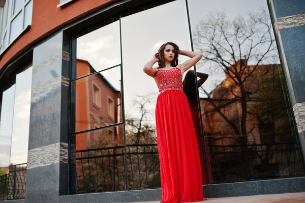 Retrato de chica de moda en vestido de noche rojo posado backgrou —  Fotos de Stock