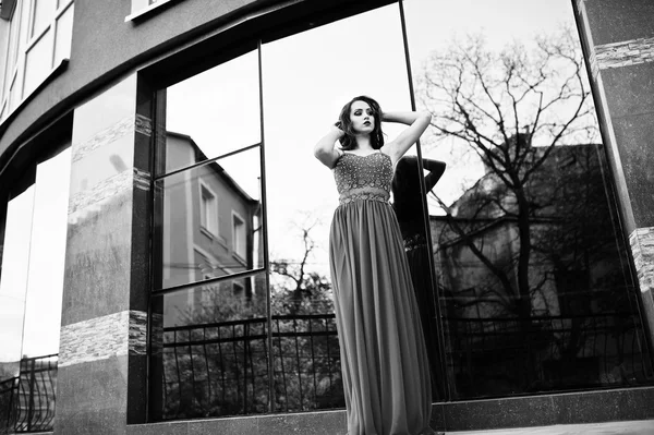 Kırmızı Abiye moda kız portresi backgrou poz verdi.