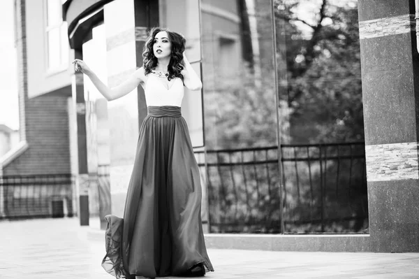 Kırmızı Abiye moda kız portresi backgrou poz verdi.