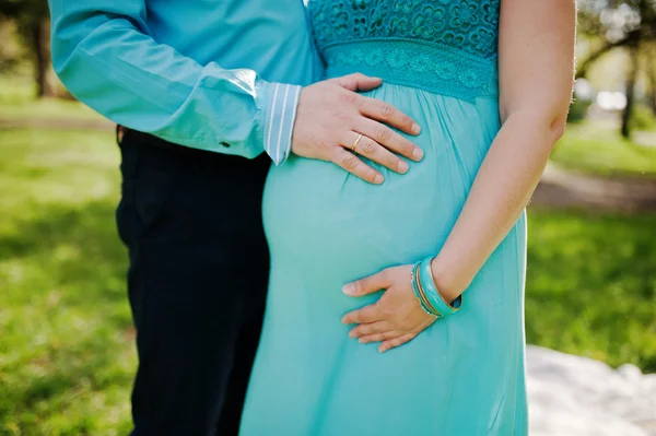 Mujer embarazada y su marido tomados de la mano en la barriga. Nueva vida —  Fotos de Stock