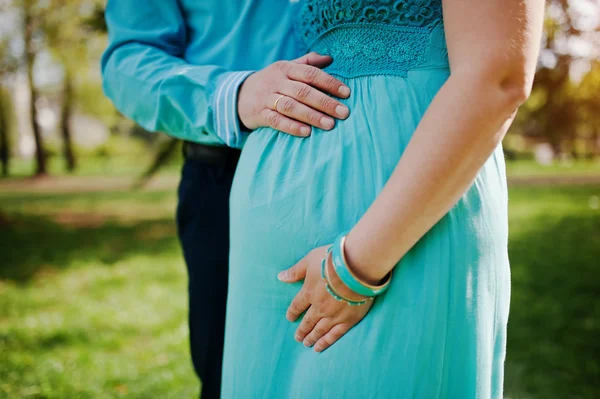 Mulher grávida e seu marido de mãos dadas na barriga. Nova vida — Fotografia de Stock