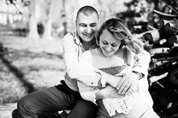 Glückliche schwangere Familie in türkisfarbener Kleidung sitzt auf — Stockfoto