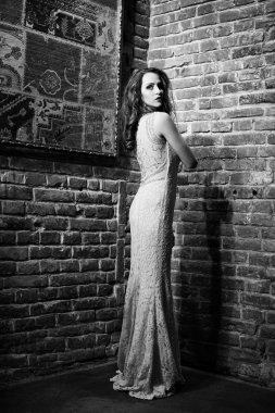 Şeftali akşam dres de moda model kız tam uzunlukta çekim