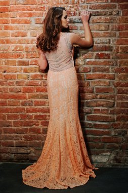 Şeftali akşamı geri moda model kız tam uzunlukta çekim