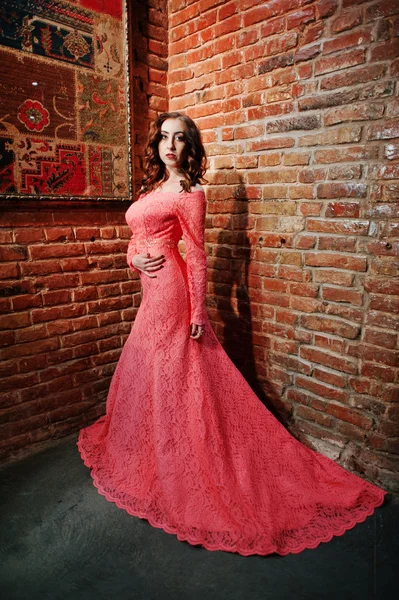 Tiro de comprimento cheio da menina de modelo na moda no vestido da tarde rosa — Fotografia de Stock