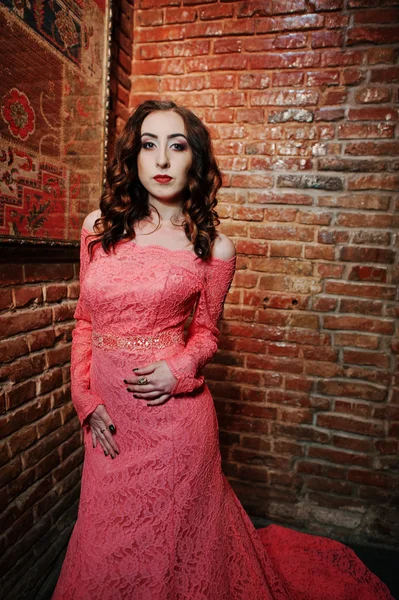 Menina modelo na moda em rosa vestido de noite fundo tijolo wa — Fotografia de Stock