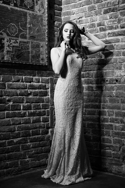 Tiro de comprimento cheio de menina modelo na moda em pêssego noite dres — Fotografia de Stock