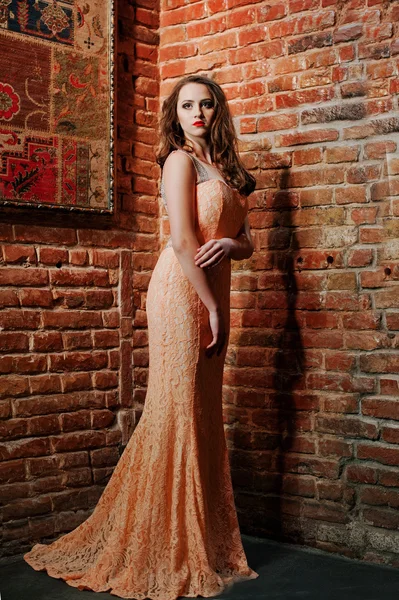 Полнометражный снимок модной девушки на персиковом вечере Дрес — стоковое фото