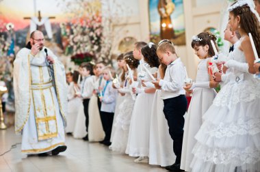 Lviv, Ukrayna - 8 Mayıs 2016: Rahip ilk Commu nın töreninde