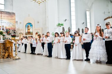 Lviv, Ukrayna - 8 Mayıs 2016: İlk Komünyon töreni ben